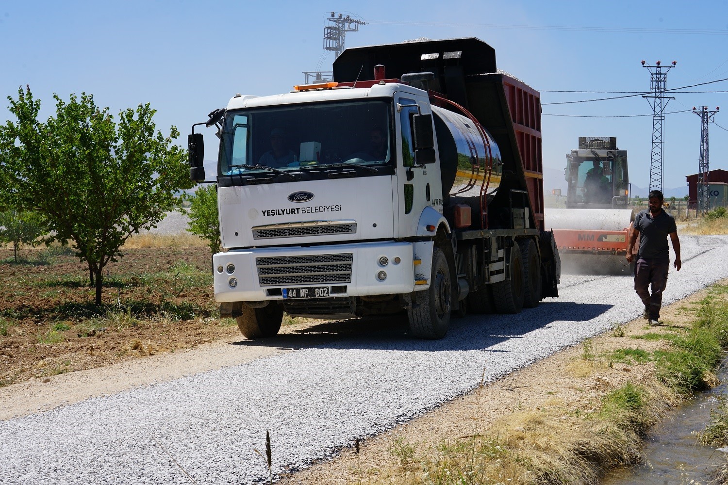 Yeşilyurt Belediyesi, kırsalda ulaşımı kolaylaştırıyor