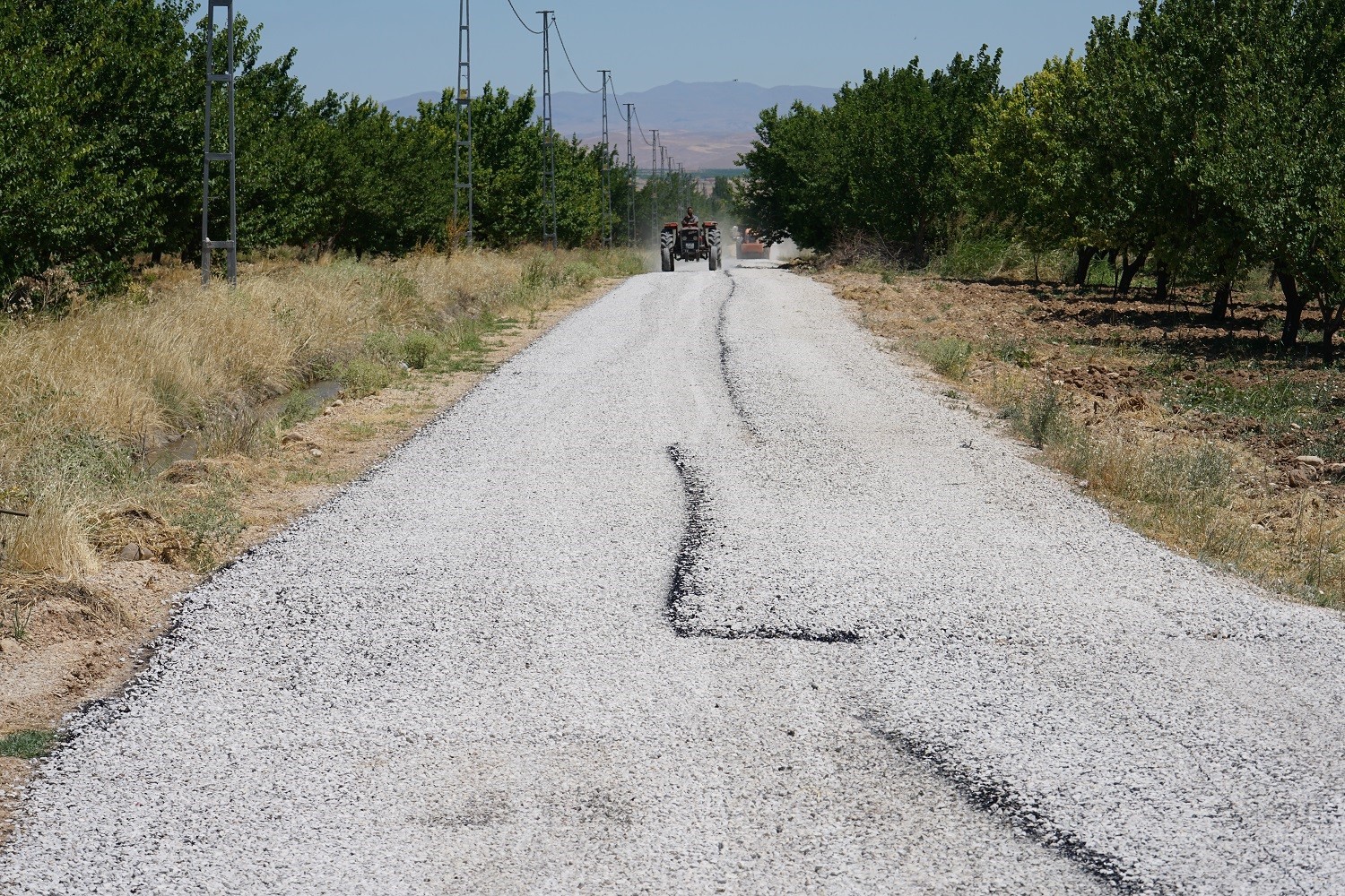 Yeşilyurt Belediyesi, kırsalda ulaşımı kolaylaştırıyor