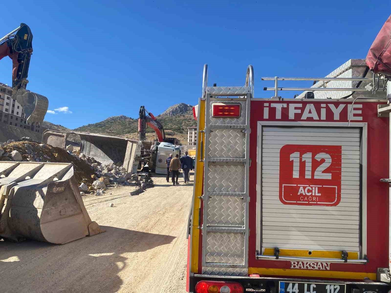 Şantiye de kontrolden çıkan hafriyat kamyonu devrildi: 1 yaralı