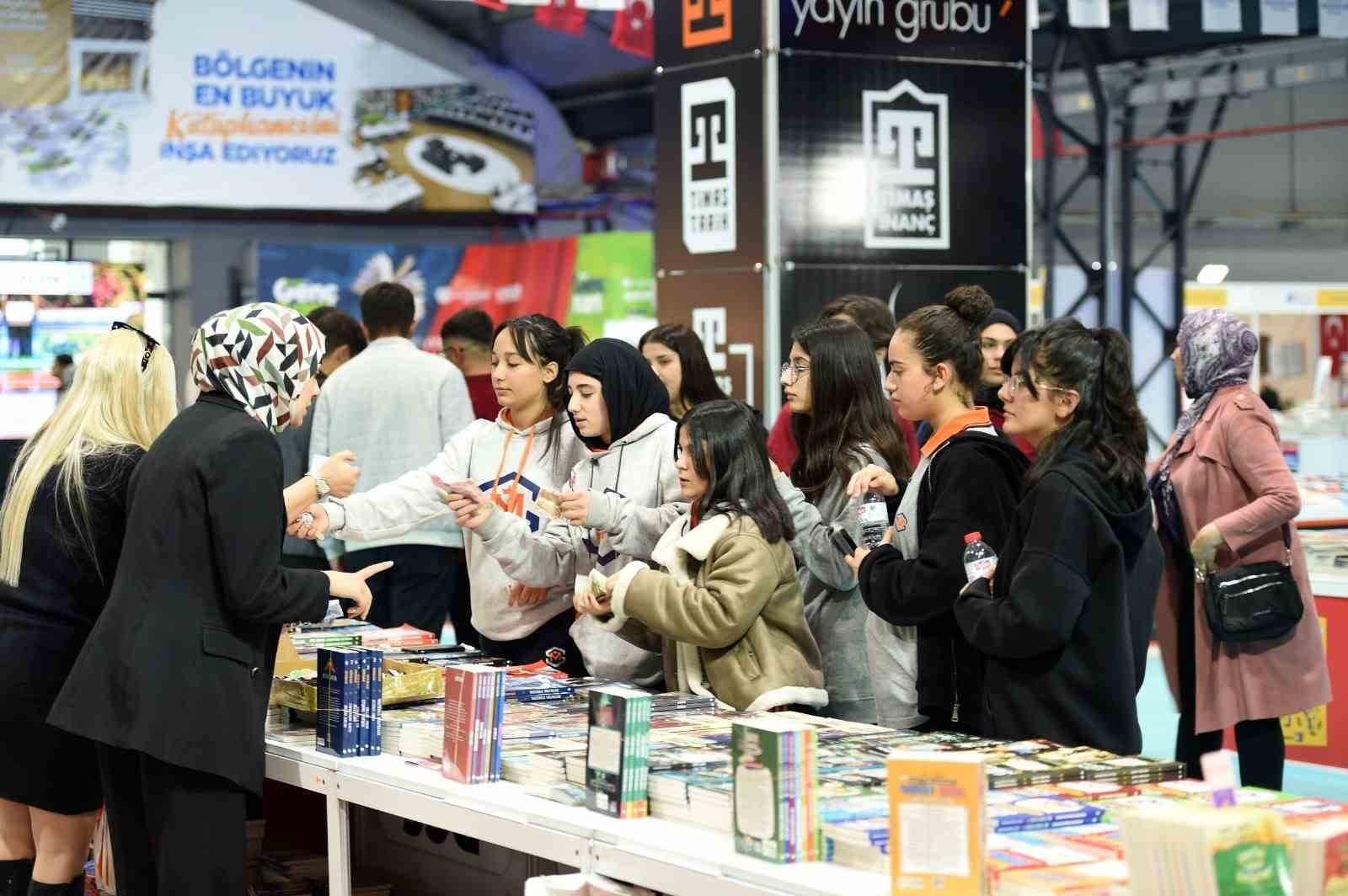 Malatya'da kitap fuarına 7'den 70'e yoğun katılım
