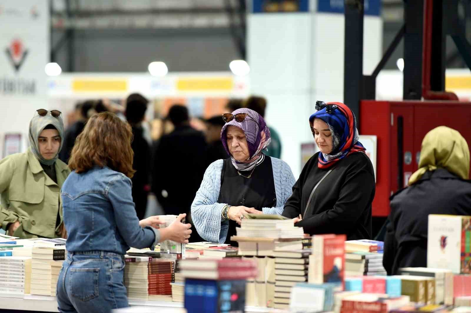 Malatya'da kitap fuarına 7'den 70'e yoğun katılım