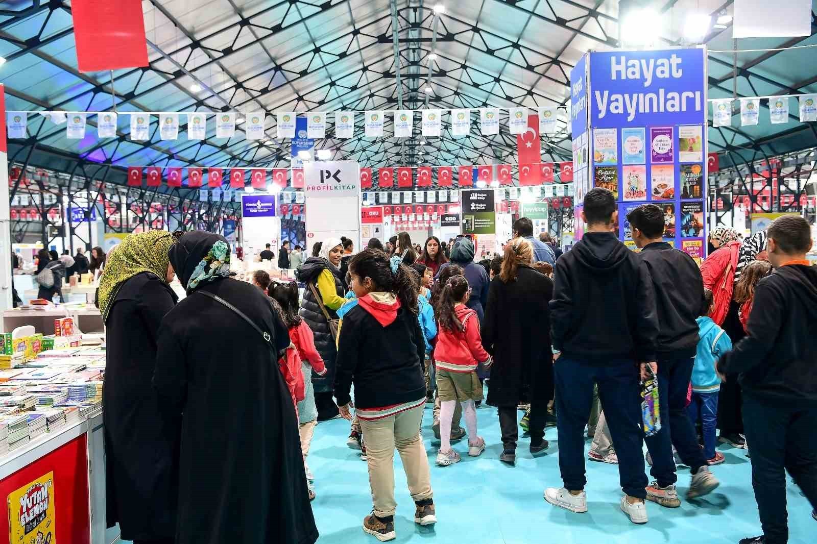 Malatya'da kitap fuarına 7'den 70'e yoğun katılım