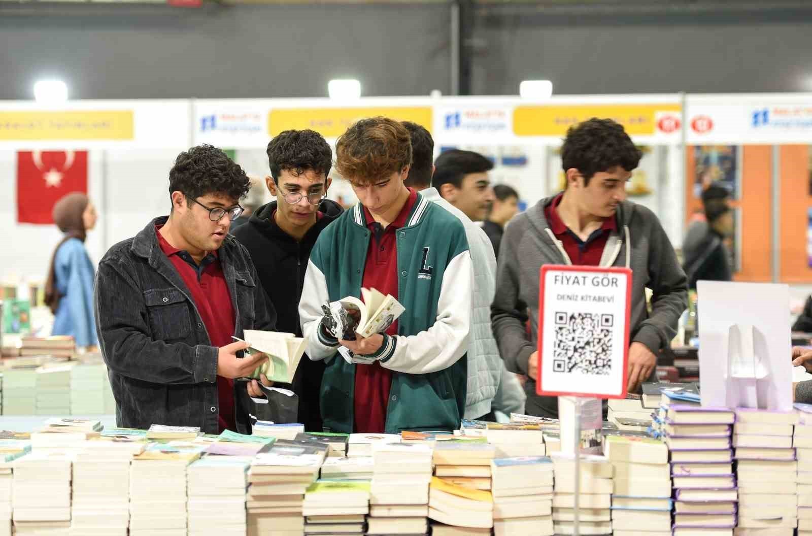 Malatya'da kitap fuarına 7'den 70'e yoğun katılım