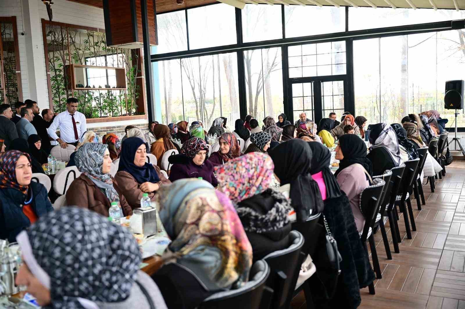Başkan Taşkın, AK Parti Kadın Kolları Mahalle Başkanları toplantısına katıldı