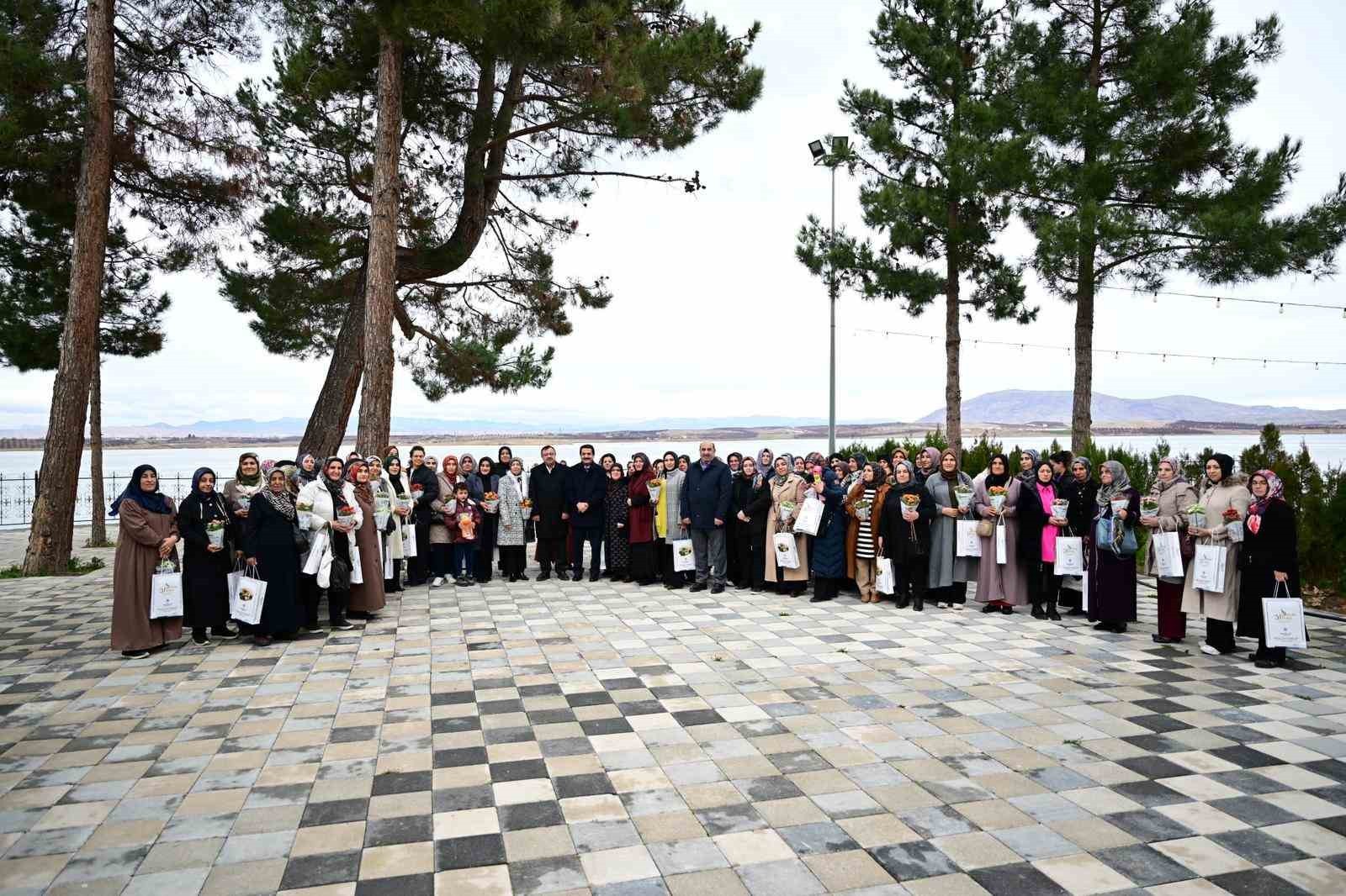 Başkan Taşkın, AK Parti Kadın Kolları Mahalle Başkanları toplantısına katıldı