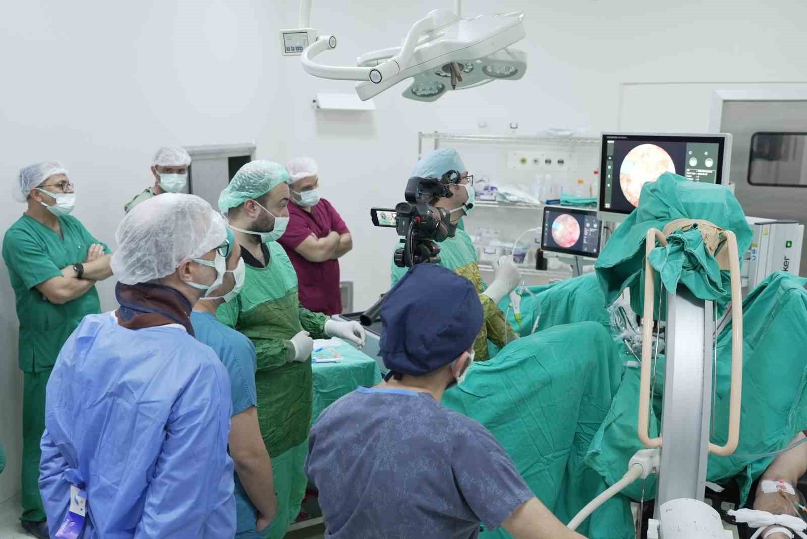 Malatya Eğitim ve Araştırma Hastanesi'nde 320 kişinin katıldığı canlı cerrahi kursu