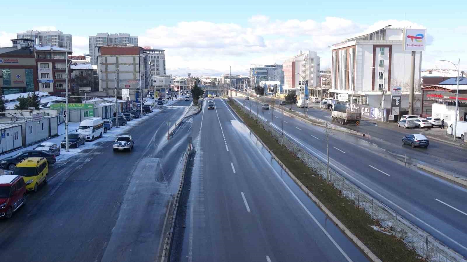 Malatya'da buzlanma servis araçlarını da vurdu