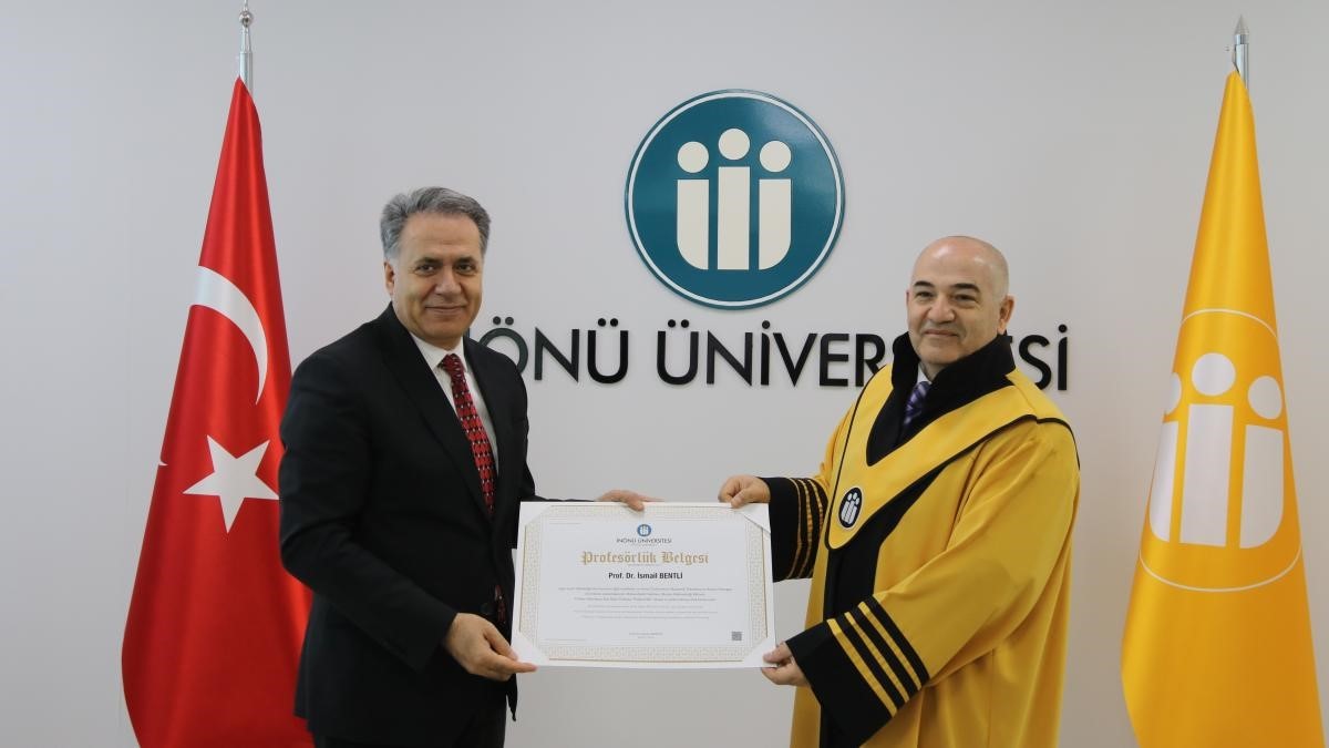 Unvanda yükselen akademisyenlere cübbeleri giydirildi