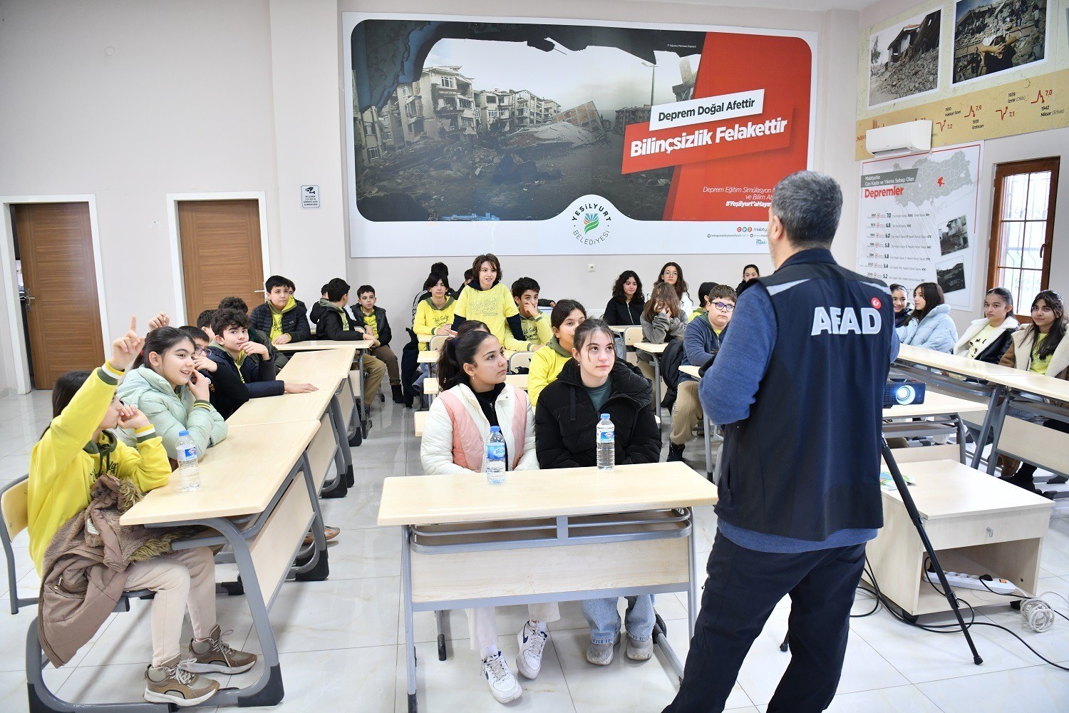 Yeşilyurt'ta öğrencilere depreme karşı hayat kurtaran eğitim
