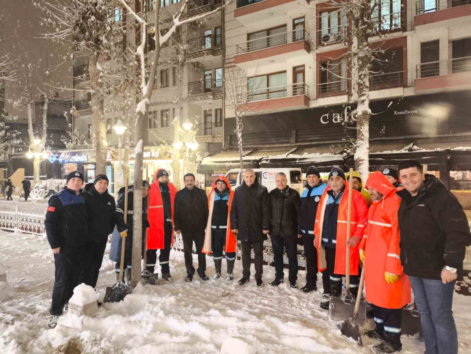 Battalgazi'de buzlanmaya karşı tuzlama mesaisi