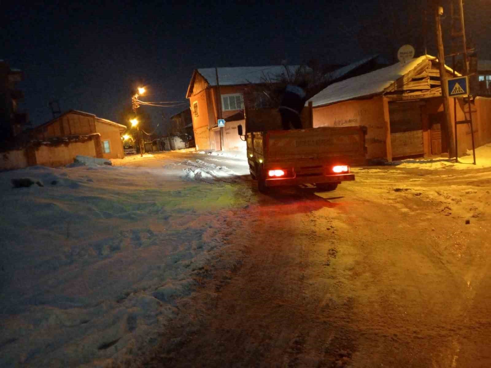 Battalgazi'de buzlanmaya karşı tuzlama mesaisi