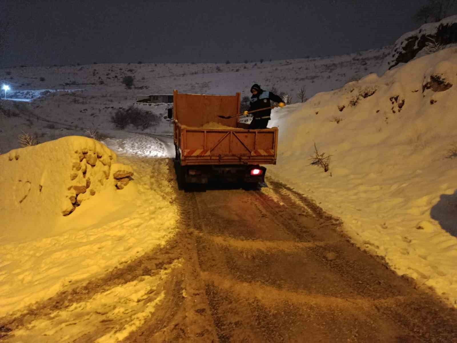 Battalgazi'de buzlanmaya karşı tuzlama mesaisi