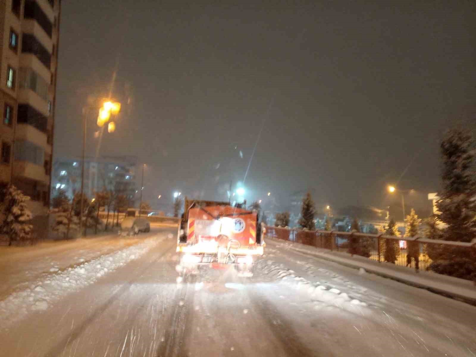 Battalgazi'de buzlanmaya karşı tuzlama mesaisi