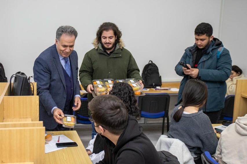 İnönü Üniversitesi'nde final haftasında öğrencilere meyve ikramı