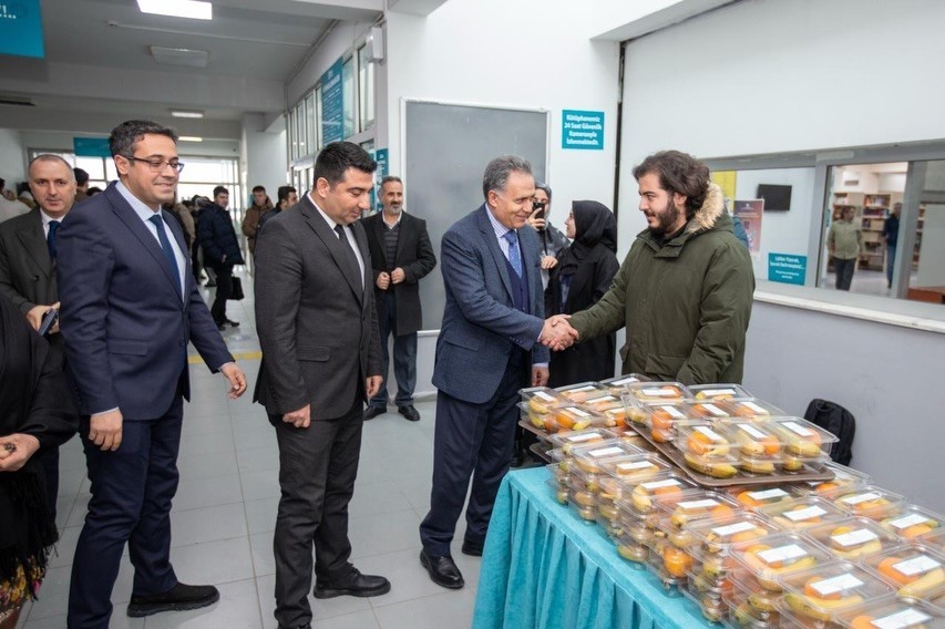İnönü Üniversitesi'nde final haftasında öğrencilere meyve ikramı