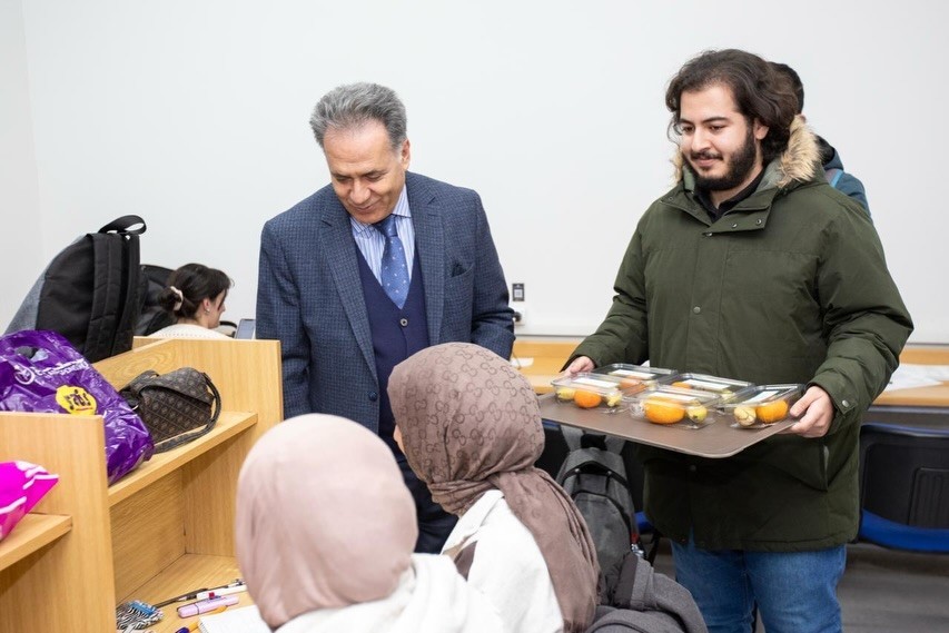 İnönü Üniversitesi'nde final haftasında öğrencilere meyve ikramı