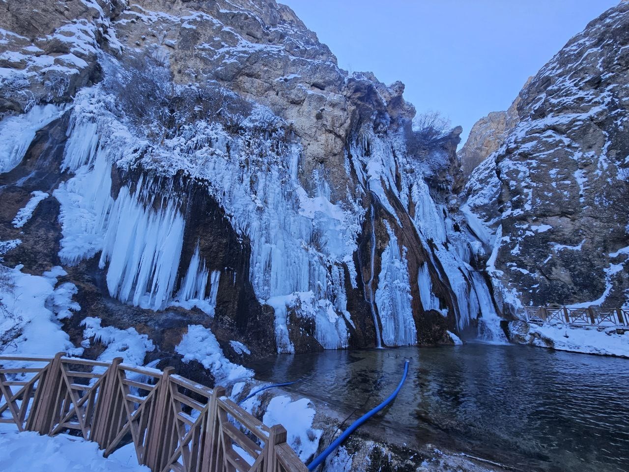 Malatya'da Gürpınar Şelalesi buz tuttu