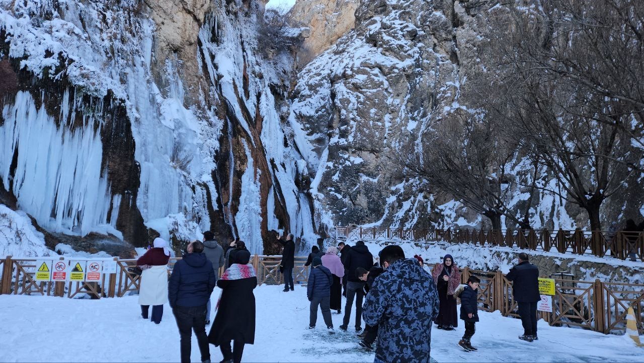 Malatya'da Gürpınar Şelalesi buz tuttu