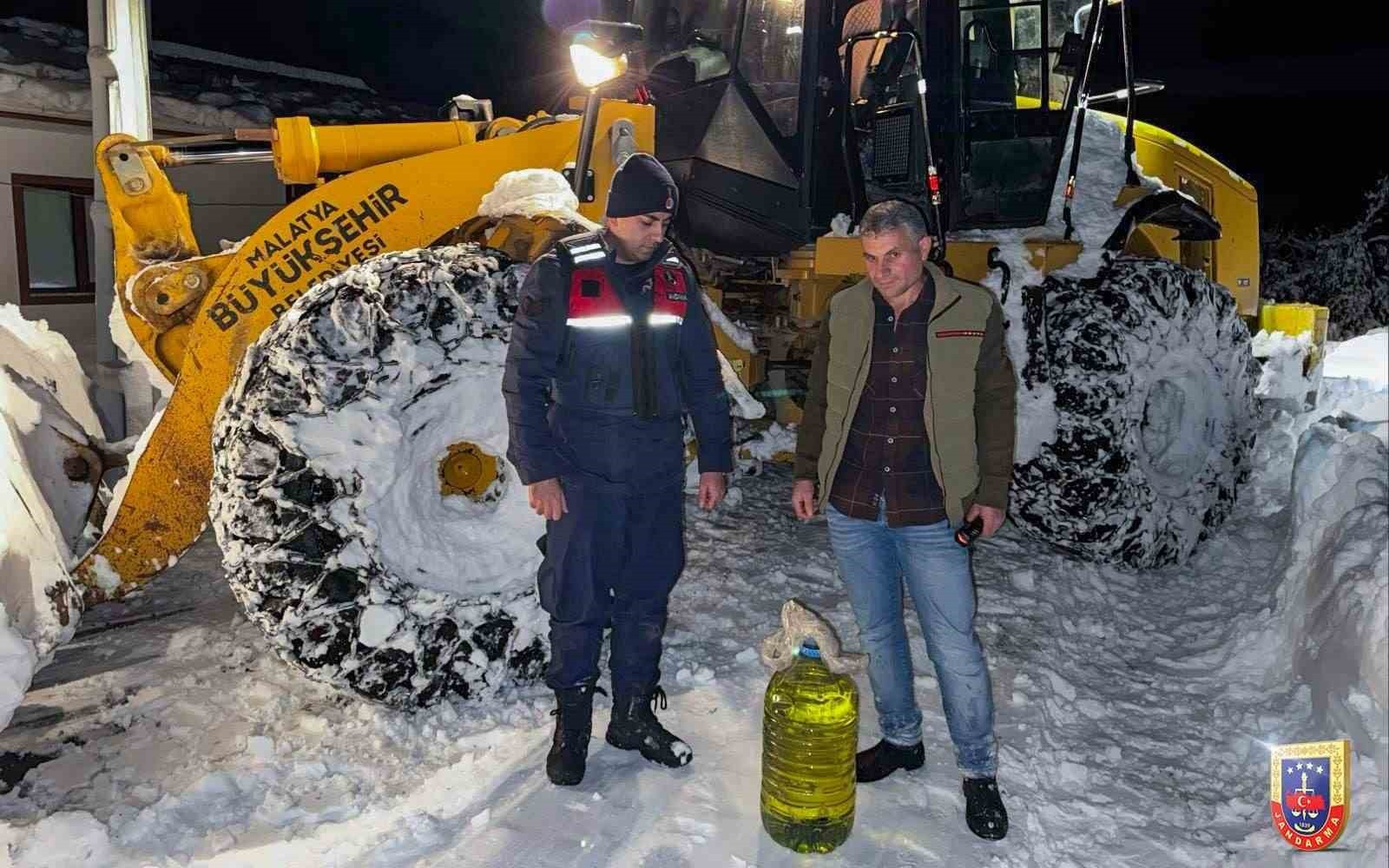 Malatya'da kardan kapanan yollarda ekipler vatandaşların yardımına koştu