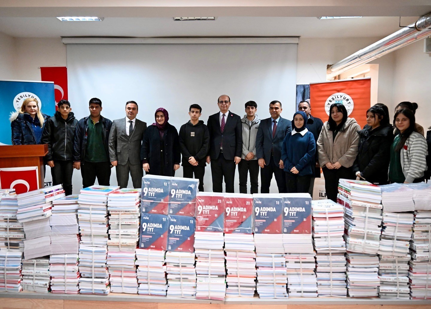 Yeşilyurt Belediyesi'nden öğrencilere TYT-AYT kaynak kitap desteği