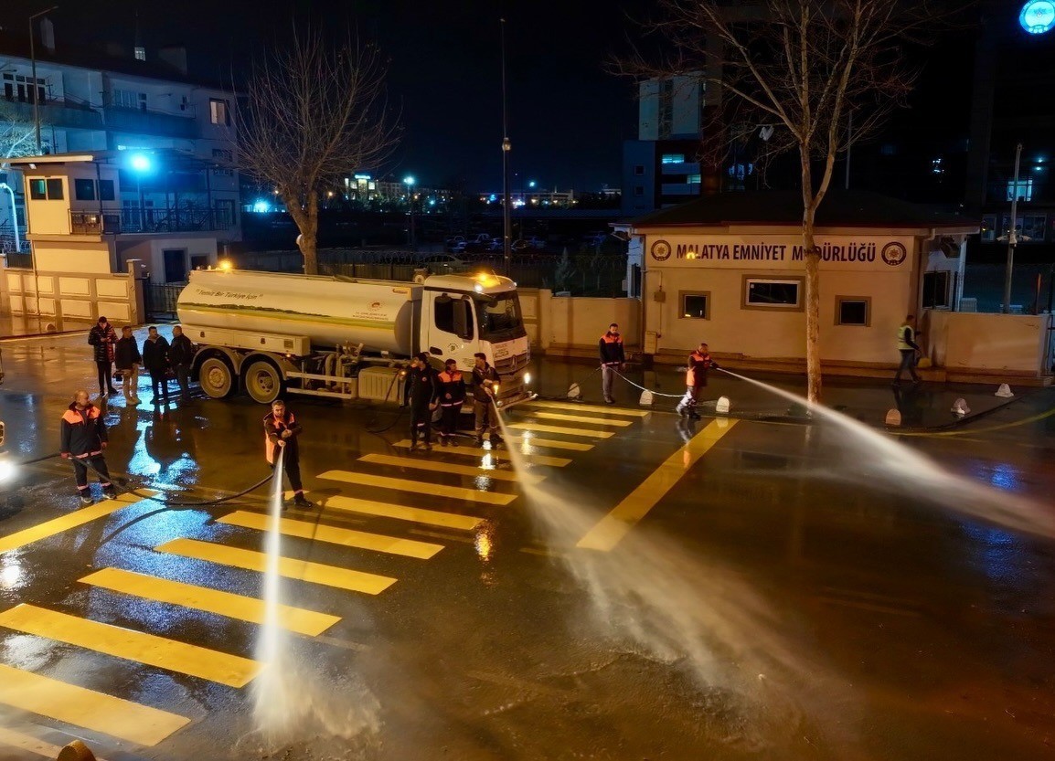 Başkan Geçit, İnönü Mahallesindeki temizlik çalışmalarını inceledi