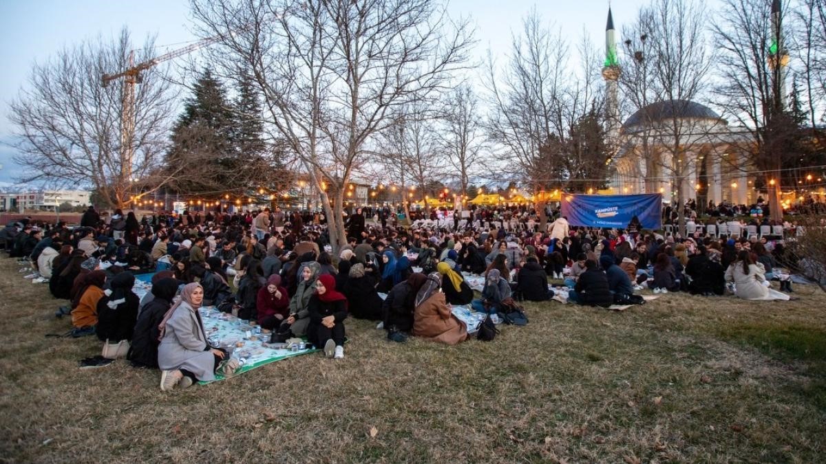 İnönü Üniversitesi geleneksel iftar yemeğinde buluştu