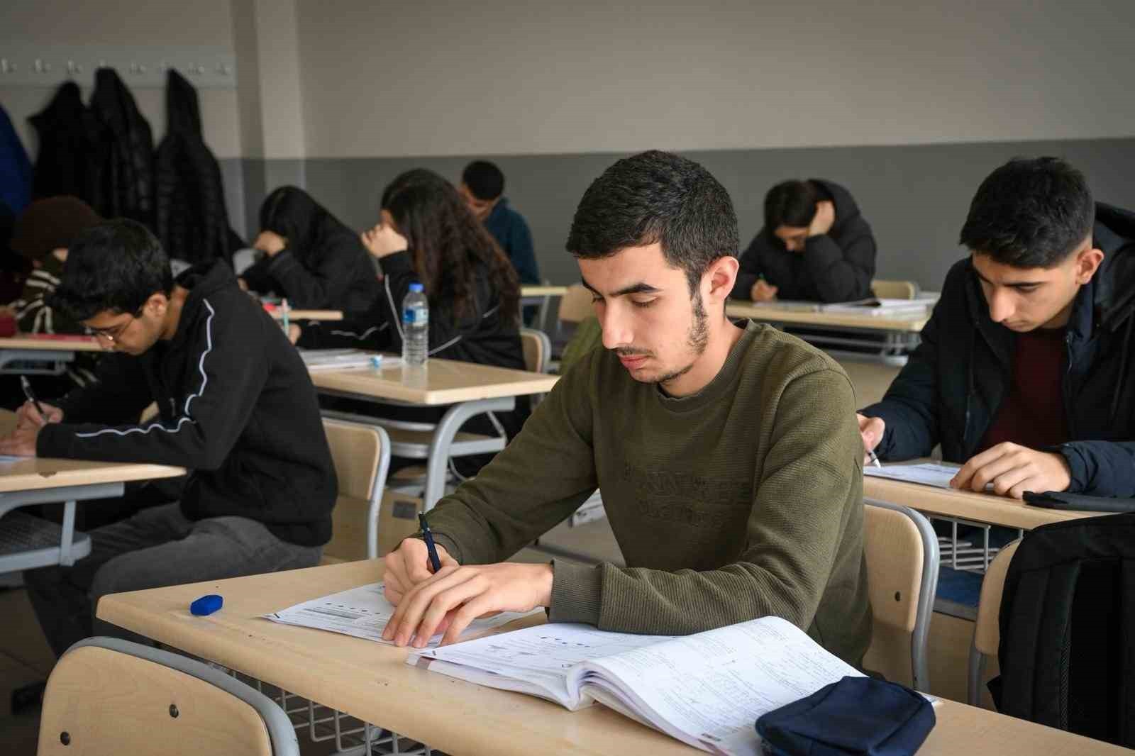 Malatya Belediyesi'nden gençlerin üniversite hedefine destek
