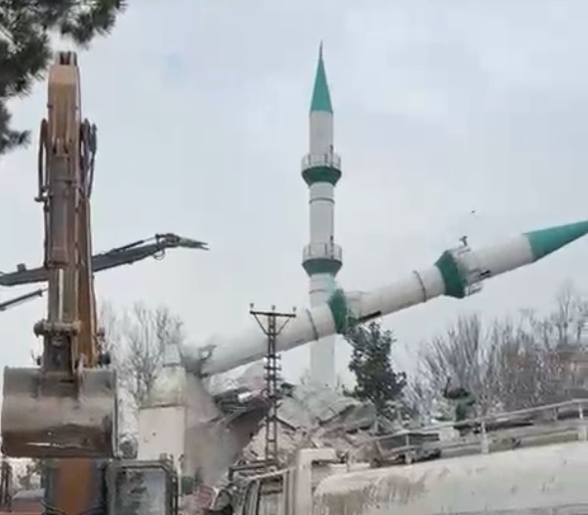 Malatya'da depremde hasar gören cami kontrollü şekilde yıkıldı