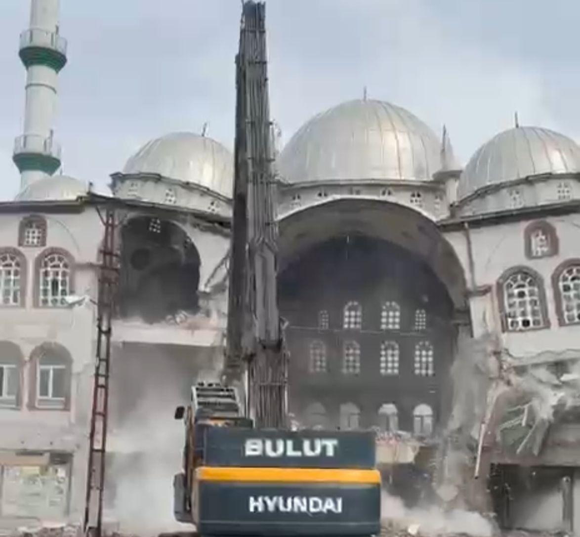 Malatya'da depremde hasar gören cami kontrollü şekilde yıkıldı