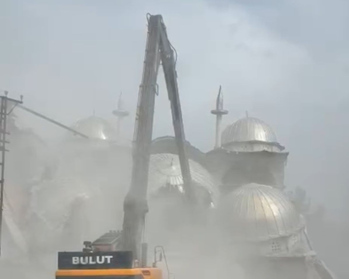 Malatya'da depremde hasar gören cami kontrollü şekilde yıkıldı