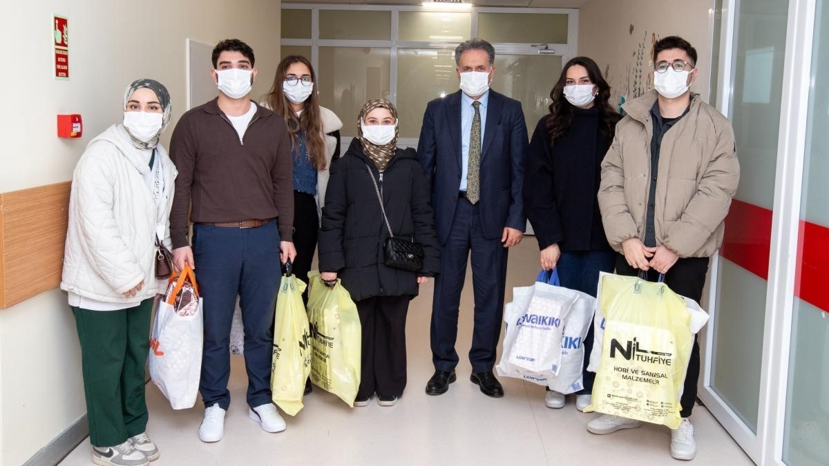 Rektör Akpolat, Onkoloji Hastanesi'ndeki minik hastaları hediyelerle sevindirdi