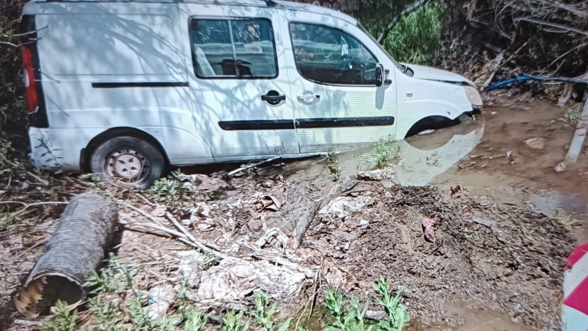 Kontrolden çıkan araç sulama kanalına savruldu: 1 yaralı