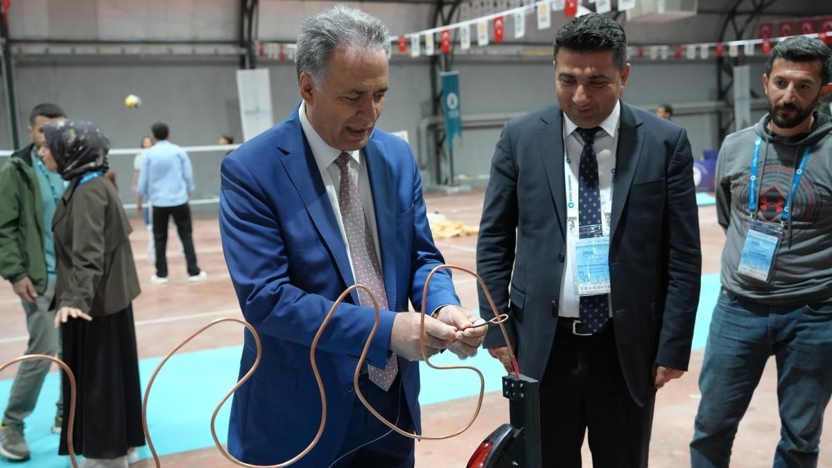 Rektör Akpolat, İpek Yolu Kariyer Fuarı'ndaki stantları ziyaret etti