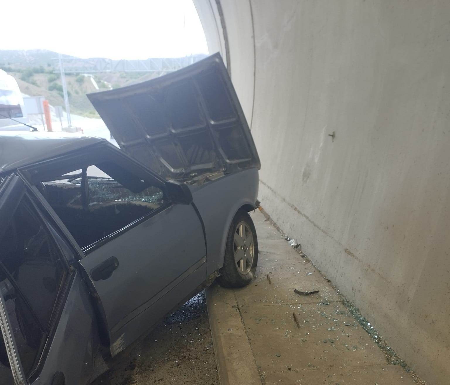 Tünelde duvara çarpan araç hurdaya döndü: 3 yaralı