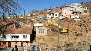 Doğanyol'da Hasarlı Evler Yıkılmaya Başlandı