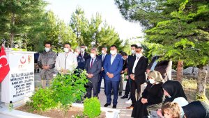 Başkan Gürkan, bayramın ilk gününde şehitliği ziyaret etti