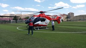 Beyin kanaması geçiren vatandaş, ambulans helikopterle hastaneye yetiştirildi