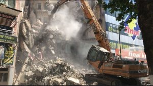 Elazığ depreminde zarar gören bina yıkıldı