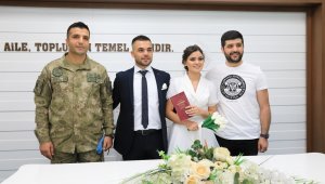 Uzman çavuşun nikah şahidi komutanı oldu