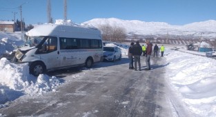 Minibüs kamyona çarptı: 2 yaralı
