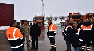 Vali Baruş, karlı yolları açma çalışmalarını denetledi