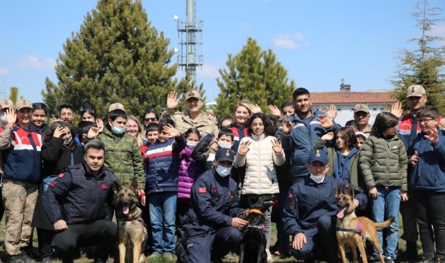 Orman Haftasında Jandarma öğrencilerle birlikte ağaç dikti