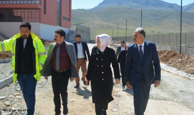 Yeni müdür Özdemir, ayağının tozuyla okul inşaatlarını inceledi