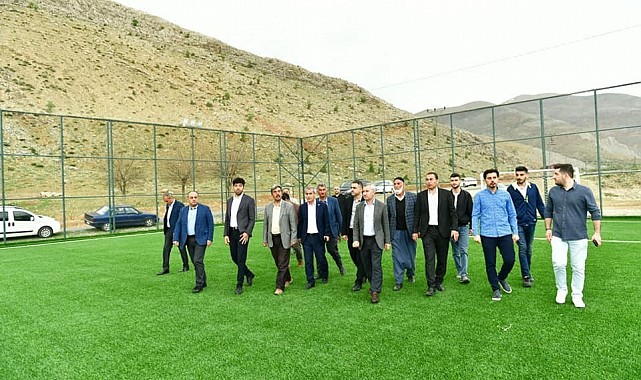 Gençler halı saha istedi, Başkan Çınar yerine getirdi