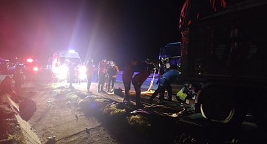 Amasya'da tiyatro oyuncularını taşıyan minibüs tıra çarptı: 3 ölü, 8 yaralı