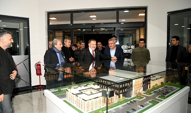 Eroğlu'ndan Dünya Kayısı Ticaret Merkezine övgü