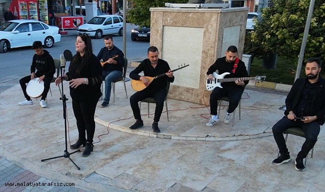 Öğretmenler tanıtım için barajın ortasında kamera karşısına geçti