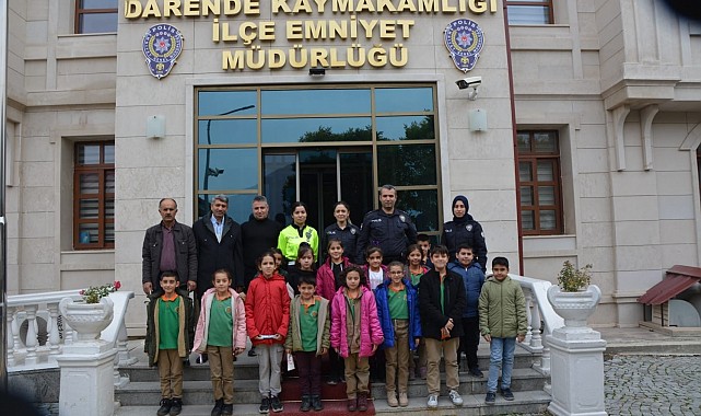 Polis minik öğrencileri hem ziyaret etti hem ağırladı
