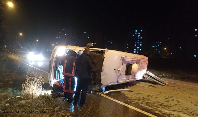 Servis aracı ile hafif ticari araç çarpıştı: 1 yaralı