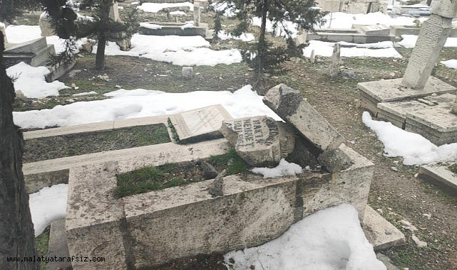 250 yıllık tarihi mezarlığı da deprem vurdu